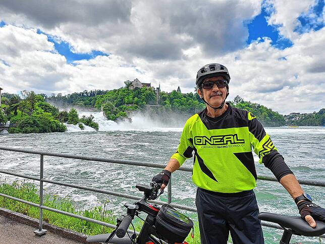 Der Schaffhauser kommt gerne zum Rheinfall. Heute hat er das erste mal auch sein Fahrrad dabei.