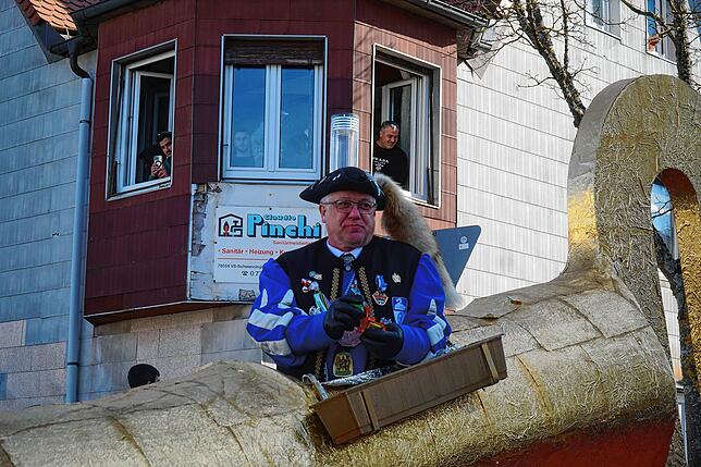 Zunftmeister Lutz Melzer im Schlüsselwagen zeigt sich freigiebig.