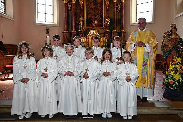 Die Kommunionkinder aus Waldkirch (vorne, von links): Sophie Brey, Carla Fengler, Julia Maier, Nicolas Kistler, Magdalena Lederer und ...