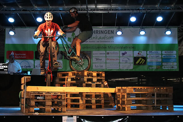 Geschicklichkeits-show: Nach dem Zieleinlauf zeigten Kevin Gerlach und Denis Lelonek mit ihren Trail-Bikes, was sie können. Mutige ...