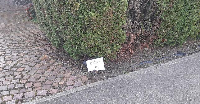 Dieser Bewohner in Litzelstetten bedankt sich für das Häufchen.