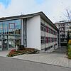 Nach einer Sanierung und Aufteilung in zwei Pflegebereiche vor 20 Jahren werden im Haus Baar II (links) jüngere Schwerstpflegepatienten ...