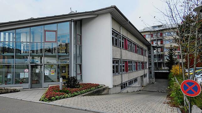 Nach einer Sanierung und Aufteilung in zwei Pflegebereiche vor 20 Jahren werden im Haus Baar II (links) jüngere Schwerstpflegepatienten ...