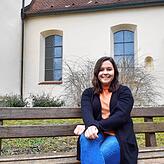 Nicole Widmann vor der katholischen Kirche St. Johannes der Täufer in Denkingen, mit der sie bisher viel verbindet.