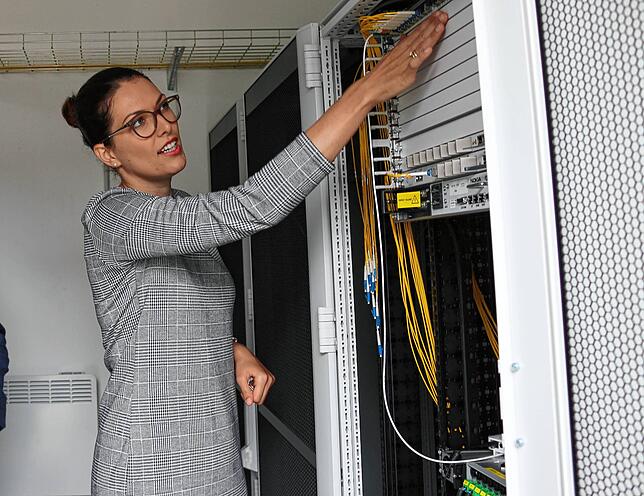 Marina Stiegeler ist in das Management der Firma führend mit eingebunden. Im August 2019 erklärt sie die Technik.
