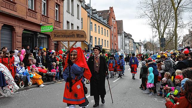Bild 29: Großer Umzug 2023: Die Zuschauer bestaunen das bunte Treiben in Konstanz