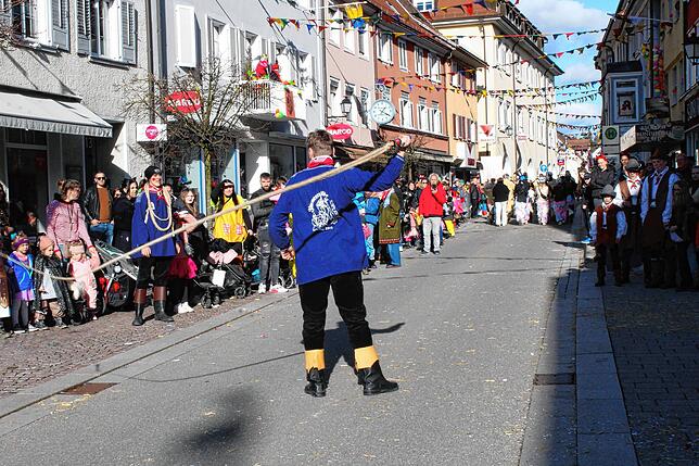 Bild 35: Kinderumzug und Setzen des Kindernarrenbaums in Stockach (Teil 2)