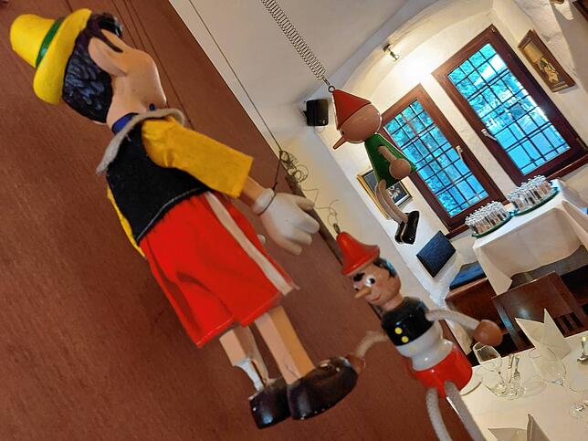 Im Inneren des Restaurants hingen mehrere Puppen des namensgebenden Pinocchio.