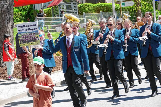 Bild 13: Scheunenfest 2025: Jubiläumsumzug und mitreißende Open Air Musik in Hüfingen-Sumpfohren