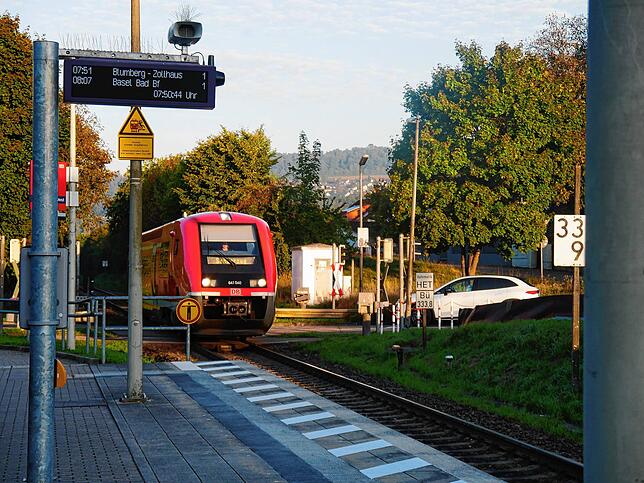 Ein ungewohnter Anblick auf der Bahnsteiganzeige am Bahnhaltepunkt Lauchringen West – eine Regionalbahn nach Blumberg-Zollhaus.