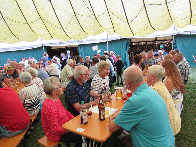 Die vielen Besucher fanden auf der Festwiese unter dem großen Lastenfallschirm und im Festzelt schattige Plätze.