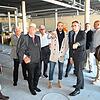Landrat Sven Hinterseh (Vierter von rechts) lässt sich von Julian Bruder (links daneben) in die Räume des künftigen Verbrauchermarkts ...