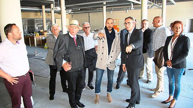 Landrat Sven Hinterseh (Vierter von rechts) lässt sich von Julian Bruder (links daneben) in die Räume des künftigen Verbrauchermarkts ...