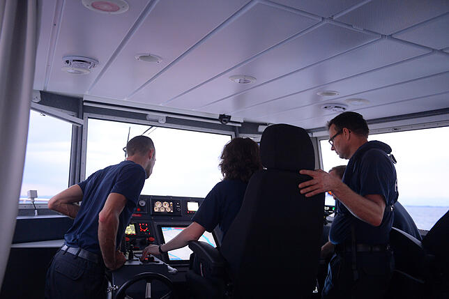 Das Steuern des neuen Feuerwehrboots ist beim ersten praktischen Modul der Ausbildung noch echte Gemeinschaftsarbeit: Multiplikator ...