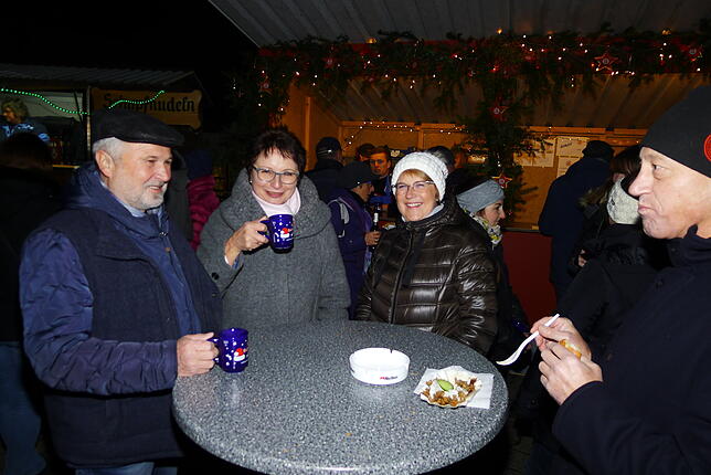 Bild 6: Bilderstory: Kulinarische Genüsse und eine besinnliche Atmosphäre locken viele Besucher auf den Nikolausmarkt in Wittenhofen