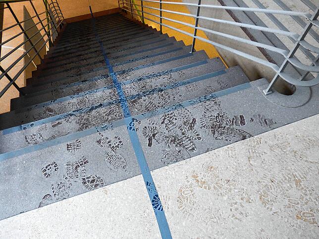 Die abgesprühten Feuerlöscher verteilten eine dünne Pulverschicht im Treppenhaus des Gymnasiums. Hier fand die Polizei auch Spuren