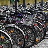 Fahrräder an einem Fahrrad-Stellplatz in Freiburg. Die Stadt im Breisgau ist die deutsche Nummer 1 beim Zählstellenvergleich.