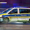 Ein Polizeiauto fährt mit Blaulicht zu einem Einsatz. (Symbolbild)
