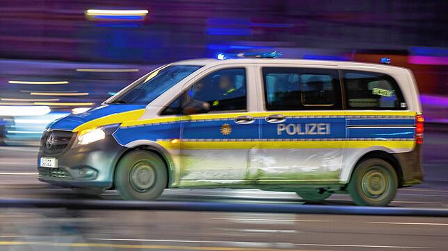 Ein Polizeiauto fährt mit Blaulicht zu einem Einsatz. (Symbolbild)