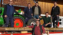 Das „Team Narrenbaum“ ist die Vorhut für Fasnacht in Machecoul und hat den Lastwagen mit Narrenbaum und Traktor beladen. Von links Klaus ...