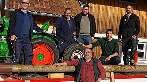 Das „Team Narrenbaum“ ist die Vorhut für Fasnacht in Machecoul und hat den Lastwagen mit Narrenbaum und Traktor beladen. Von links Klaus ...