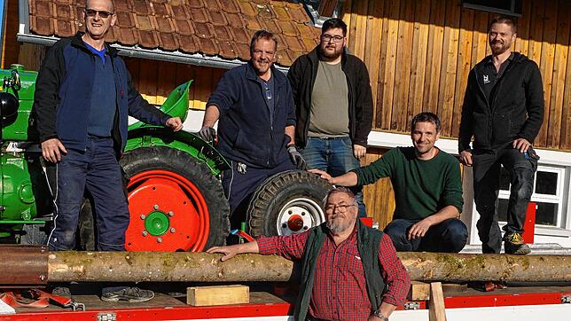 Das „Team Narrenbaum“ ist die Vorhut für Fasnacht in Machecoul und hat den Lastwagen mit Narrenbaum und Traktor beladen. Von links Klaus ...
