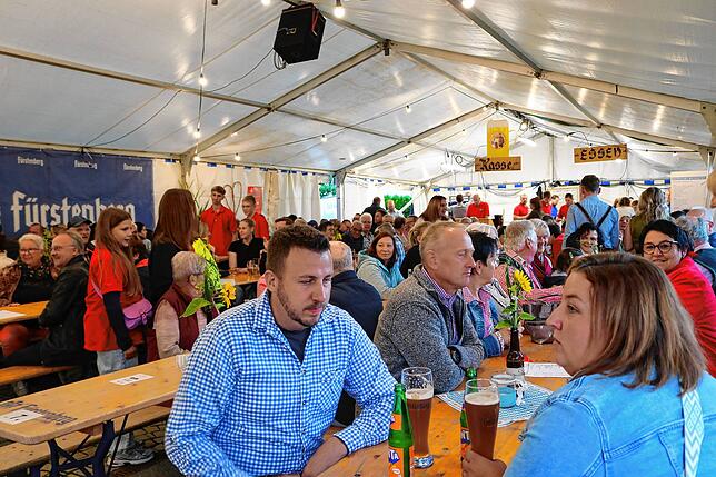 Bild 8: Neudingen zeigt sich blau-weiß Musikkapelle lud zum Bayerischen Wochenende