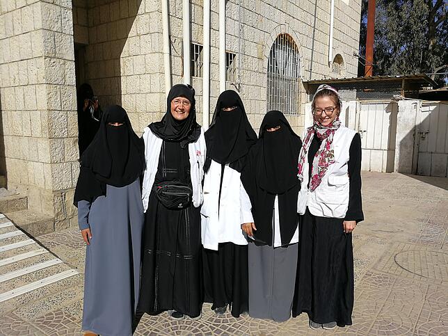 Gudrun Adams zwischen ihren beiden jemenitischen Arztkolleginnen (rechts), ihrer Dolmetscherin (links) und einer Kinderkrakenschwester ...