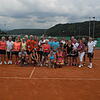 Fröhliche Gesichter beim Drei-Städte-Turnier der Tennisspieler aus Blois, Waldshut-Tiengen und Lewes nach dem Wettkampf auf der Anlage ...