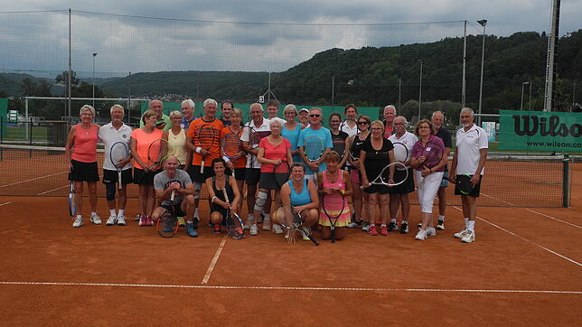 Fröhliche Gesichter beim Drei-Städte-Turnier der Tennisspieler aus Blois, Waldshut-Tiengen und Lewes nach dem Wettkampf auf der Anlage ...
