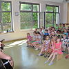 Liedermacher Olaf Schechten und Lieder-Finderin Bianca El-Mabrouk besuchten für einen Lieder-Workshop den Kindergarten St. Georg in ...