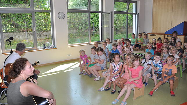 Liedermacher Olaf Schechten und Lieder-Finderin Bianca El-Mabrouk besuchten für einen Lieder-Workshop den Kindergarten St. Georg in ...