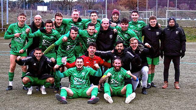 Großer Jubel beim TSV Aach-Linz nach dem Spiel am Sonntag gegen den BC Konstanz-Egg, das die Linzgauer mit 3:1 für sich entscheiden konnten.