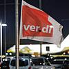 Eine Fahne der Gewerkschaft Verdi weht am Flughafen Leipzig-Halle.