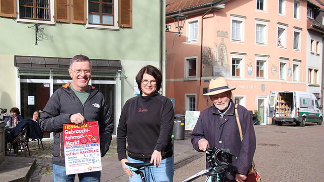 (Von links) Wolfgang Bär, Nikola Kögel und Hans Jürgen Bannasch freuen sich auf den anstehenden Tiengener Gebraucht-Fahrradmarkt.