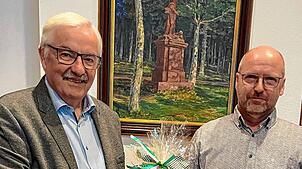 Schneebahner Egon Kaiser (rechts) wurde von Bürgermeister Helmut Kaiser verabschiedet. Foto: Karin Steinebrunner
