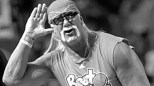 ARCHIV –  Ex-Wrestlingstar Hulk Hogan scherzt beim NBA-Finale. Hulk Hogan ist tot. Der 71-Jährige starb am 24.07.2025 im US-Bundesstaat ...