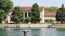 Mal zwei Tage wegen Personalmangels geschlossen, dann witterungsbedingt: das Rheinstrandbad. Bürgerinnen und Bürger üben deshalb Kritik ...