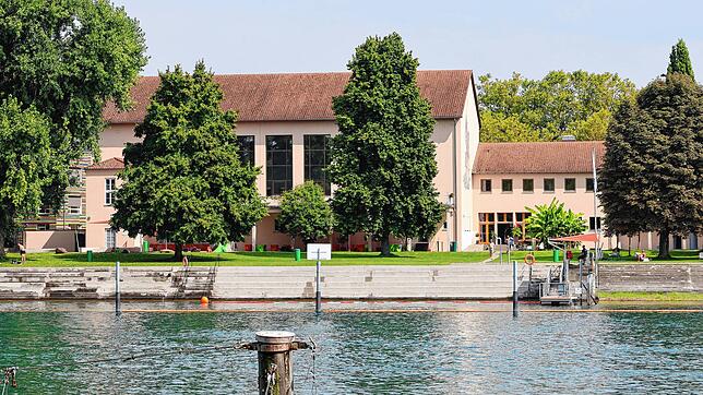 Mal zwei Tage wegen Personalmangels geschlossen, dann witterungsbedingt: das Rheinstrandbad. Bürgerinnen und Bürger üben deshalb Kritik ...