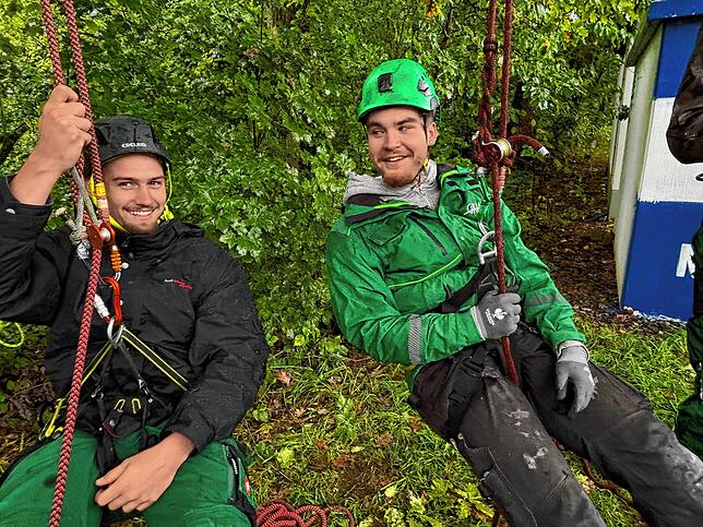 Yannik Bäumer und Louis Martin sind schon fertig angeseilt.