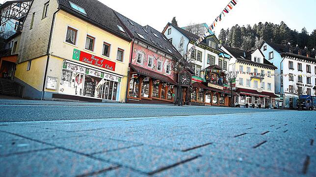 Kein Tourist unterwegs, kein Ausflügler vor den Schaufenstern: Triberg bekommt die Corona-Krise deutlich zu spüren.