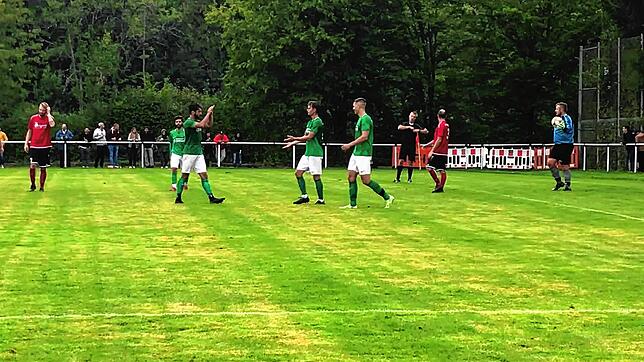 Die Spieler des FC Bräunlingen bejubeln den Treffer zum 1:6-Endstand