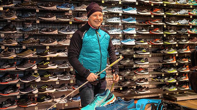 Archivbild: Otto Schweizer, Inhaber des Sportgeschäfts Schweizer in Singen, will bei allem mithelfen, was ein Überleben des ...