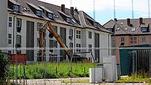 Der Bauzaun steht, und auch der Abrissbagger ist im inneren Bereich der Hans-Thoma-Höfe schon bereit, um mit seiner Arbeit loszulegen.