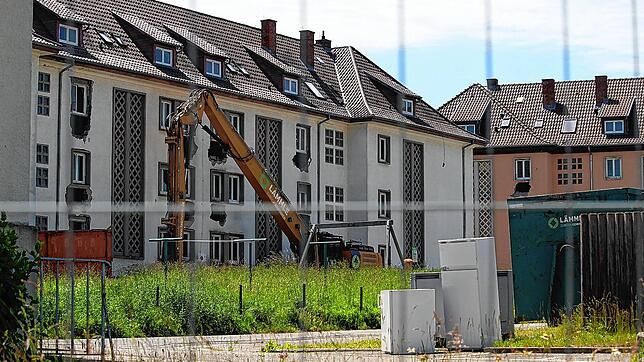 Der Bauzaun steht, und auch der Abrissbagger ist im inneren Bereich der Hans-Thoma-Höfe schon bereit, um mit seiner Arbeit loszulegen.