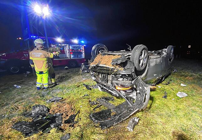 Die Feuerwehr muss einen Mitfahrer aus dem Wrack befreien.