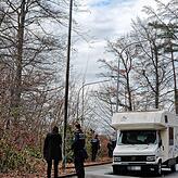 Wenige hundert Meter vom Tatort entfernt, durchsuchte die Polizei ein Waldstück.