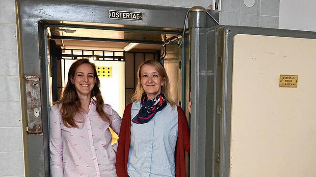Die Tresortürsteherinnen: Dagmar Ender (links) und Constanze Preiß vom „Auktionshaus am See“ in der Oberen Laube 46 in Konstanz, einem ...