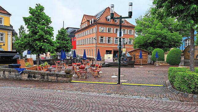 Der Rathausplatz ist für den Sommer hergerichtet. Einige neue Sitzmöglichkeiten sollen Menschen dazu bringen, mehr Zeit in der ...