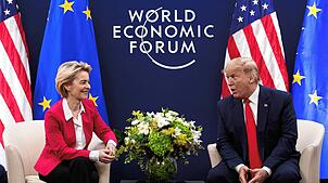 Ursula von der Leyen (l), Präsidentin der Europäischen Kommission, trifft US-Präsident Donald Trump im Januar 2020 auf dem ...